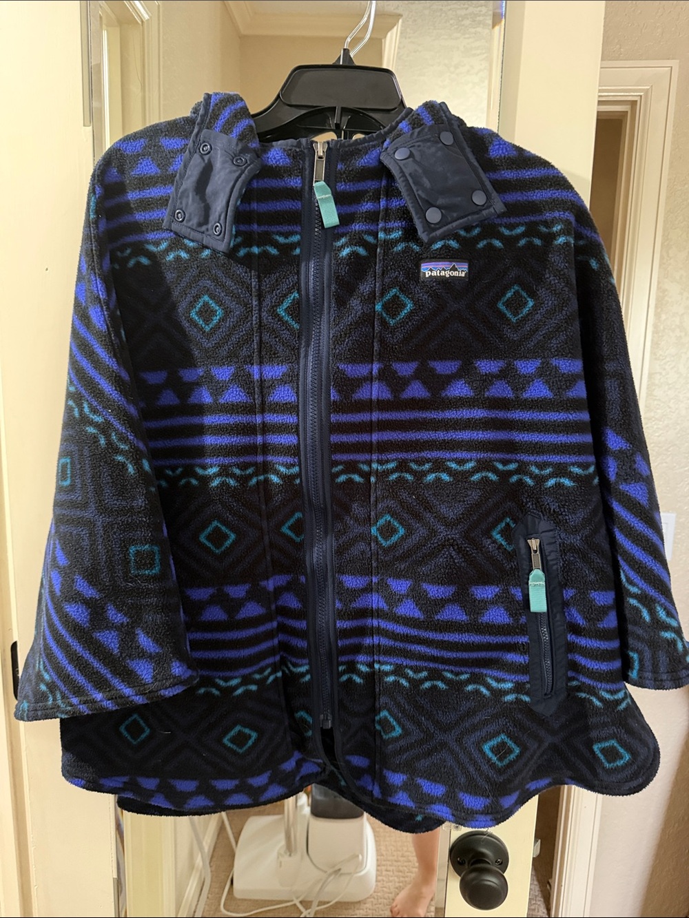 Rare and rad-Patagonia women’s Synchilla cape